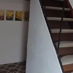 Vieja Casita De Huespedes Con Escaleras *