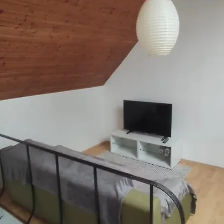 Vieja Casita De Huespedes Con Escaleras